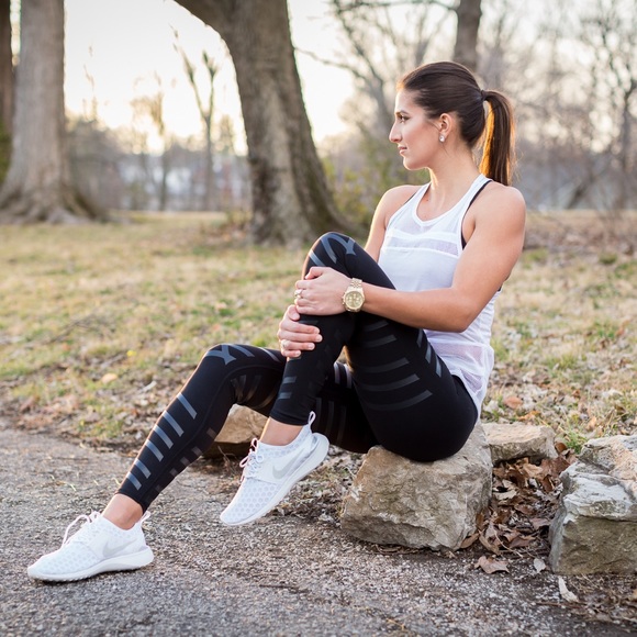 ALO YOGA Airbrush Lineal Diagonal Stripe Leggings in Black - Picture 2 of 12